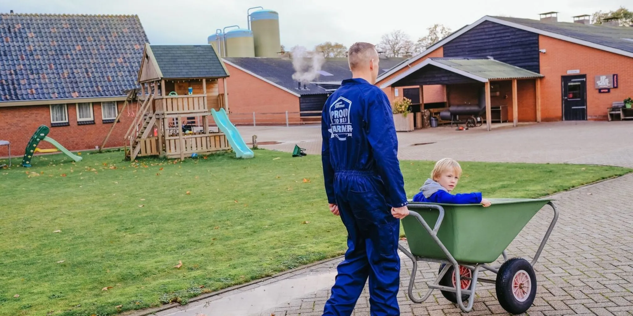 Header boer met kruiwagen en kind - ForFarmers Nederland
